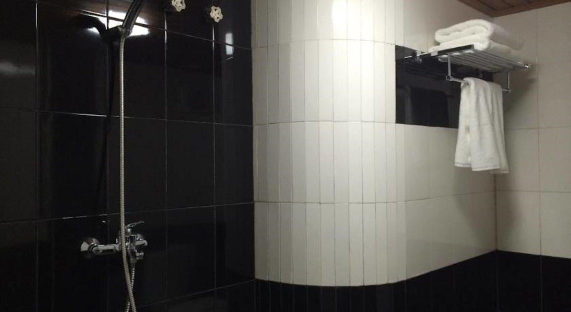 Hotel Esta Yangon Ngoại thất bức ảnh